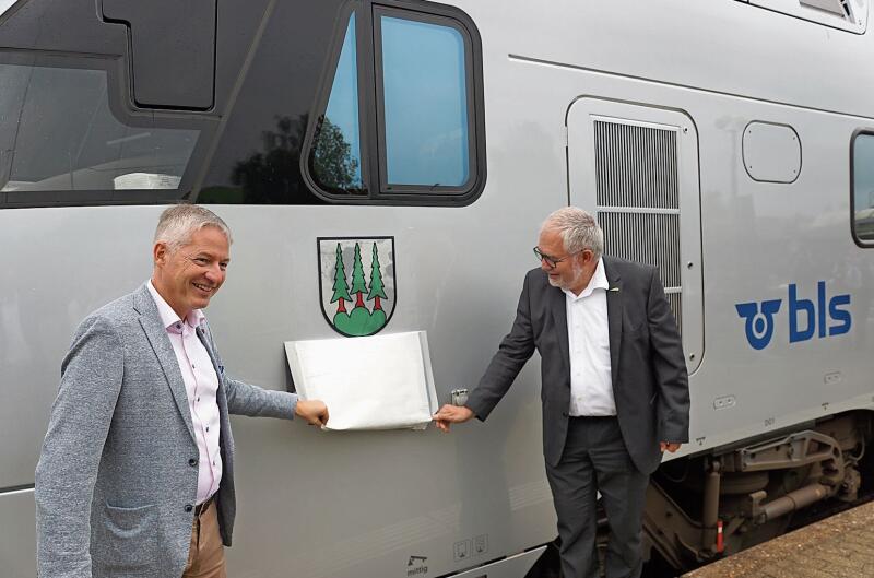 Stadtpräsident Thomas Marbet und BLS-CEO Daniel Schafer enthüllen das Oltner Wappen auf dem «Mutz». (Bilder: Achim Günter)
