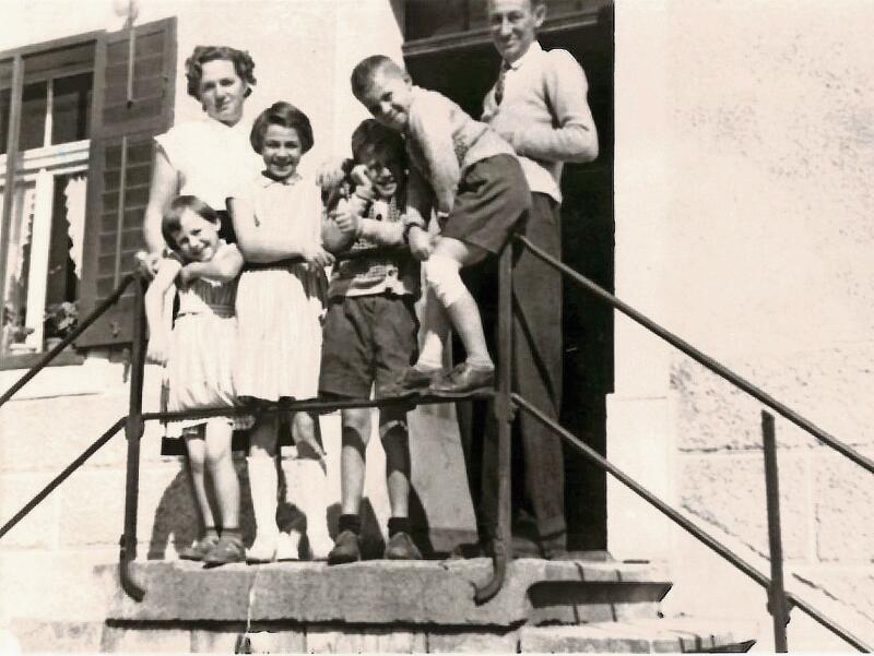 Die Familie Mollet mit den Eheleuten Rosa und Hans und den vier Kindern Ende der 1950er-Jahre auf der «Kreuz»-Treppe. (Bild: ZVG)