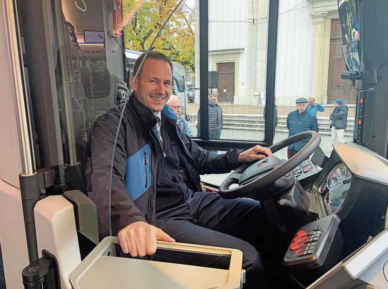 Marco Bachmann chauffierte Interessierte im neuen Bus durch die Stadt. (Bilder: CAR)