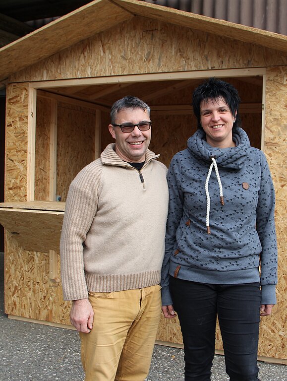 Philipp und Karin Hengartner vor einem der neuen Holzhäuschen. (Bild: mim)