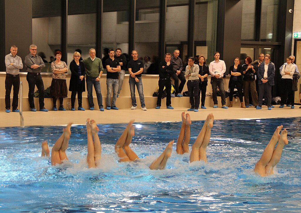 Als Allererste testeten die Synchronschwimmerinnen des Schwimmclubs Solothurn das Nass im renovierten Hallenbad. (Bild: mim)
