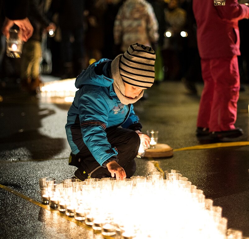 Ein starkes Zeichen für den Frieden setzten die rund 250 anwesenden Kinder, Jugendlichen und Erwachsenen. (Bild: Christina Brun)