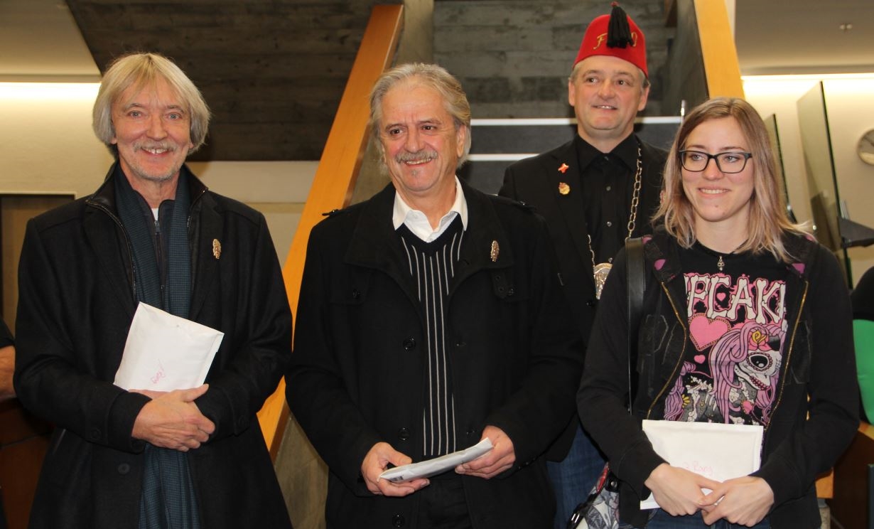 (v.l.) Christof Schelbert lieferte die Vorlage zur diesjährigen Plakette (1. Platz), Willi Rüegsegger belegte den zweiten und Jennifer Burkhardt den dritten Platz (im Hintergrund Fuko-Plakettenchef Christian Wüthrich). (Bild: mim)
