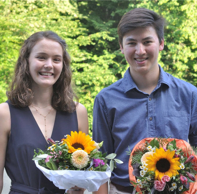 Preisträgerin und Preisträger des Schwerpunktes Mathematik und Naturwissenschaften: Nora Hasenfratz und Noah Kim. (Bild: ZVG)