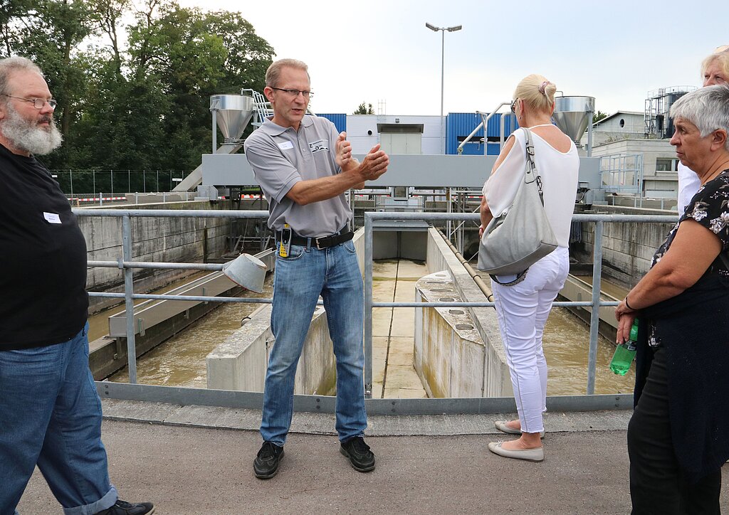 Klärwerkleiter Martin Grob erklärt den geladenen Gästen auf einer Führung den Ablauf der Abwasserreinigungsanlage in Winznau. (Bild: mim)
