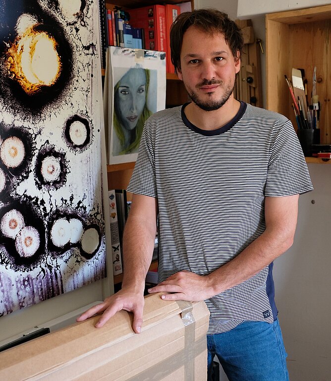 Nikolai Hodel in seinem Atelier mit den verpackten Bildern, bereit für die Ausstellung in Kapstadt. (Bild: ZVG)
