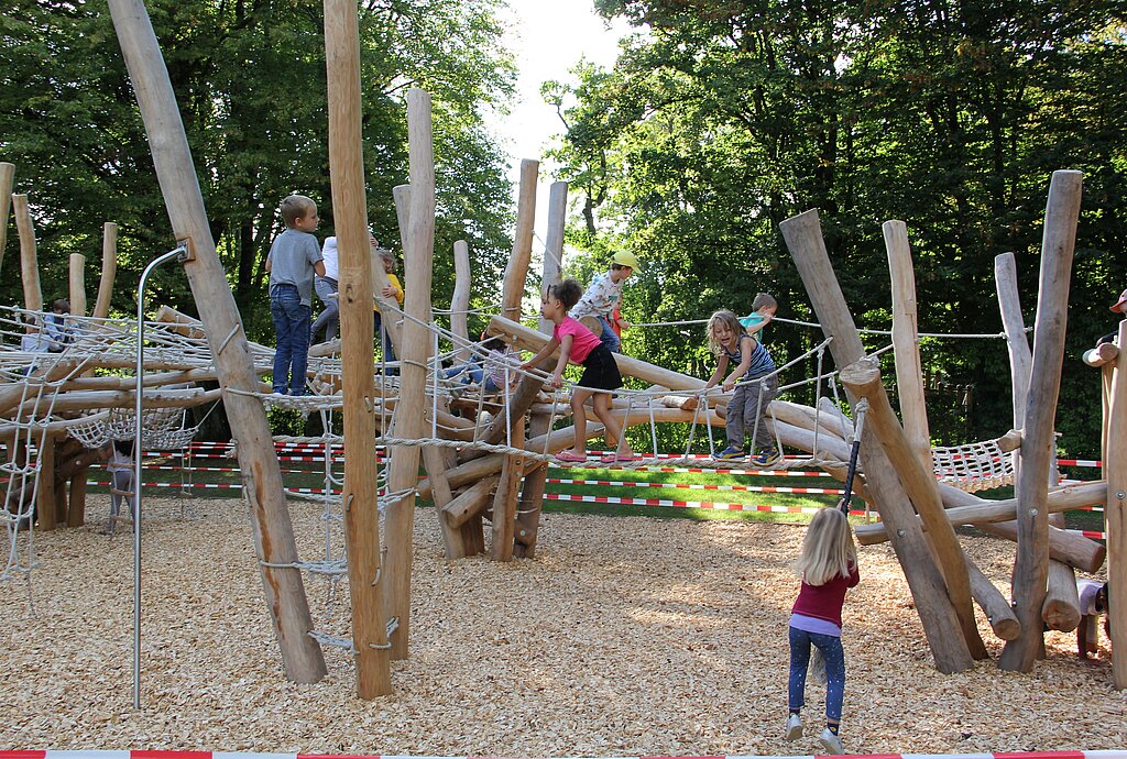 Der Generationenspielplatz im Oltner Stadtpark mit seinen vielseitigen Spiel- und Klettermöglichkeiten weckte das Interesse der Kinder jeglichen Alters. (Bild: S. Furter)